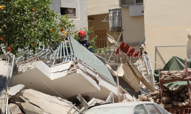 Κατάρρευση πολυκατοικίας στα Πετράλωνα: Επί τόπου 3 ασθενοφόρα για τους αγνοούμενους