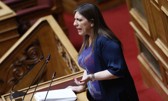Ζωή κατά πάντων στη Βουλή: «Σκυφτοί» οι βουλευτές της ΝΔ, «βολές» στον εισαγγελέα του Αρείου Πάγου