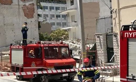Κατέρρευσε κτήριο στα Πετράλωνα - Πληροφορίες για 4 εγκλωβισμένους - ΕΜΑΚ και Πυροσβεστική επί τόπου