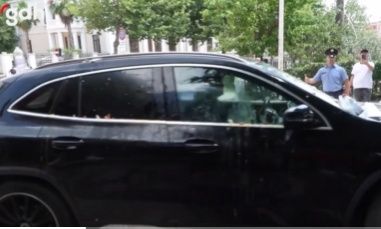 Αλβανία: Ταραχές κατά της επένδυσης του γαμπρού Τραμπ - Πέταξαν αυγά σε αυτοκίνητα βουλευτών