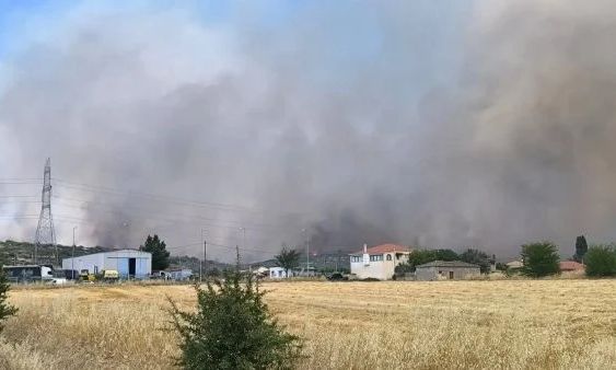 Μεγάλη φωτιά στη Φθιώτιδα: Σε δύο μέτωπα η πυρκαγιά - Εκκενώνονται οικισμοί, κάηκε σπίτι