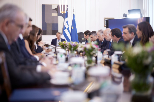 Στα λόγια εκλογές την άνοιξη, στις πράξεις το φθινόπωρο, η πεθερά του Δουδωνή