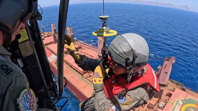 Αεροδιακομιδή ασθενους από πλοιο με ελικόπτερο Super Puma - Βίντεο