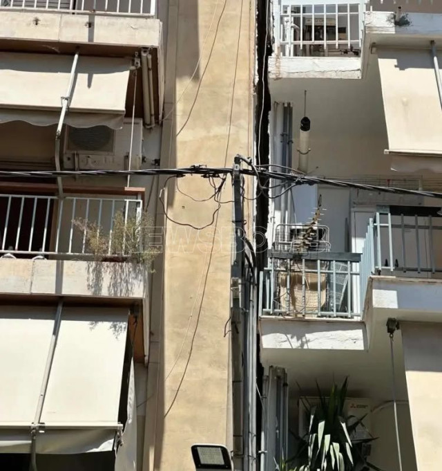 Πετράλωνα: Φωτογραφία-ντοκουμέντο - Η πολυκατοικία είχε ξεκινήσει να παίρνει κλίση την προηγούμενη