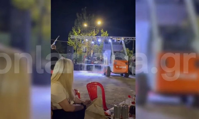 Γωγώ Τσαμπά: Της έριξαν λουλούδια με φορτωτή σε πανηγύρι - Δείτε βίντεο