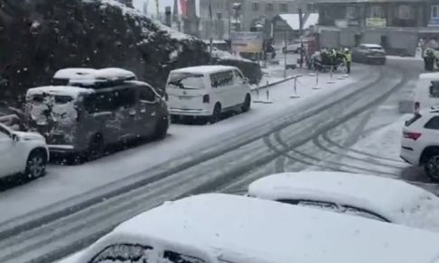 Ιταλία: Μετά τον καύσωνα το «έστρωσε» στις Άλπεις - Σφοδρή κακοκαιρία έπληξε τη χώρα