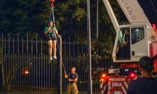 Συμβαίνουν κι αυτά στο Μουντιάλ: Γυναίκα σφήνωσε στα κάγκελα της ζώνης οπαδών - Χρειάστηκε γερανό