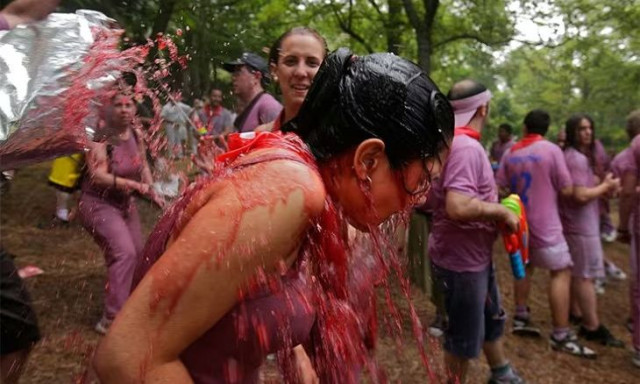 Η Ισπανία γιόρτασε με… 30.000 λίτρα κόκκινου οίνου στη θρυλική Μάχη του Κρασιού