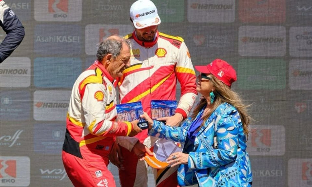 Απονομή του τροπαίου νικητών στο Rally Acropolis με το έργο της ζωγράφου Μίνας Παπαθεοδώρου-Βαλυράκη