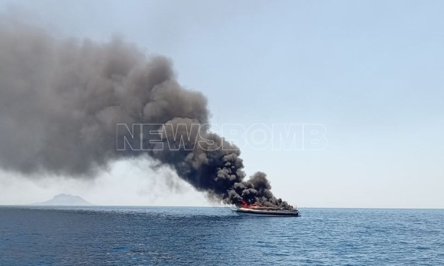 Η στιγμή που ταχύπλοο τυλίγεται στις φλόγες ανοιχτά της Βουλιαγμένης - Δείτε βίντεο