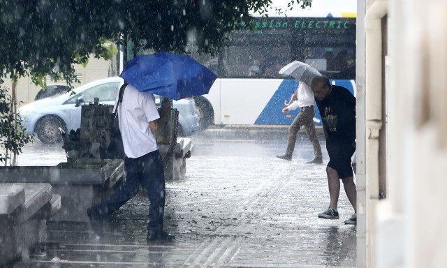 Καιρός - Κολυδάς: Ψυχρό «χτύπημα» με βροχές και πτώση του υδραργύρου - Πότε επιστρέφει η ζέστη