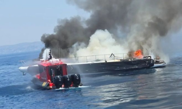 Βουλιαγμένη: Η στιγμή της βύθισης του ταχύπλοου - Διασώθηκαν οι τέσσερις επιβαίνοντες