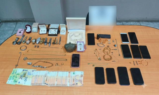 Εξαρθρώθηκε συμμορία που «χτυπούσε» κοσμηματοπωλεία στην Αττική – Εννέα συλλήψεις, λεία 370.000 ευρώ