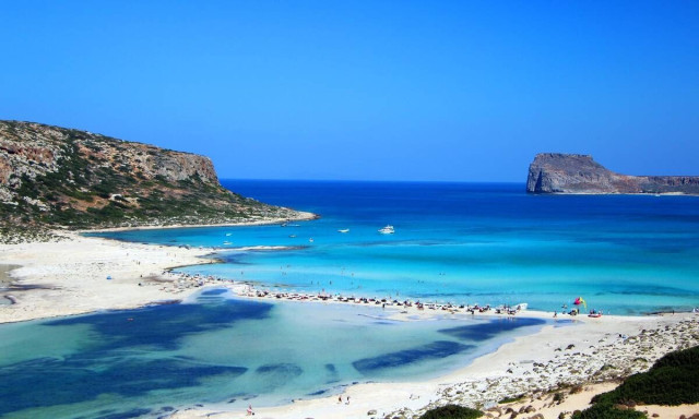 Κρήτη: Ναυαγοσώστης έσωσε από πνιγμό 10χρονο αγόρι στον Μπάλο