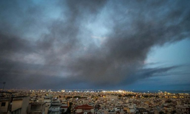 Φωτιά στο Ωραιόκαστρο: «Μην κυκλοφορείτε χωρίς μάσκα» - Σύσταση Σαρηγιαννίδη για το τοξικό νέφος
