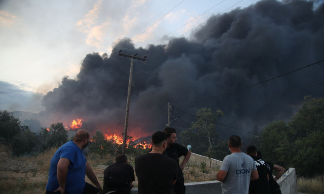 Φωτιά στο Ωραιόκαστρο: Εκκενώσεις οικισμών, εκρήξεις, ζημιές σε βιοτεχνίες και εργοστάσια