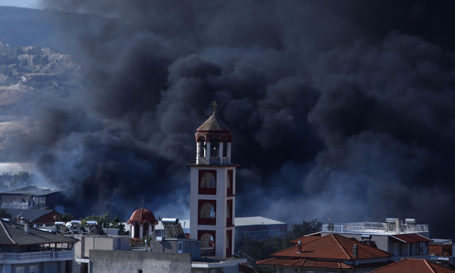 Φωτιά στο Ωραιόκαστρο: Στο τοξικό νέφος έχει «πνιγεί» η Θεσσαλονίκη - Μαύρος καπνός σε όλη την πόλη