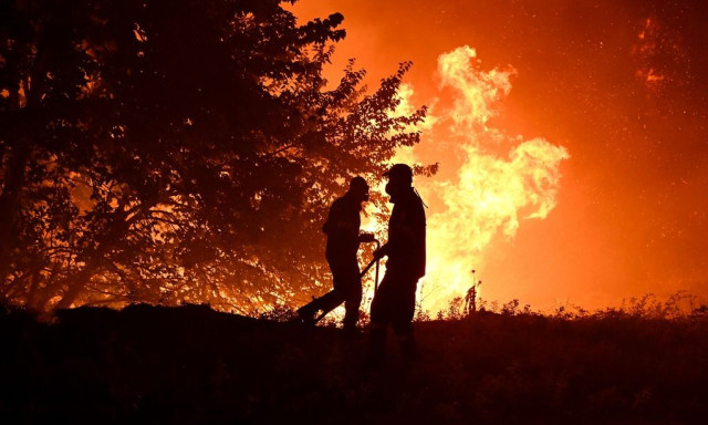 Φωτιά στο Ωραιόκαστρο: Εκκενώθηκαν οικισμοί και ίδρυμα με ασθενείς, ζημιές σε σπίτια και εργοστάσια