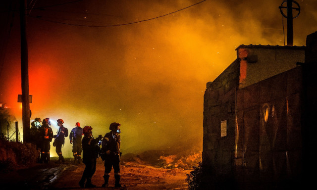 Φωτιά στο Ωραιόκαστρο: Εκκενώθηκαν οικισμοί και ίδρυμα με ασθενείς, ζημιές σε σπίτια και εργοστάσια