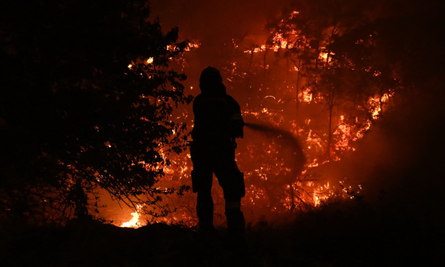 Φωτιά στο Ωραιόκαστρο: Απόκοσμες εικόνες από την πύρινη λαίλαπα