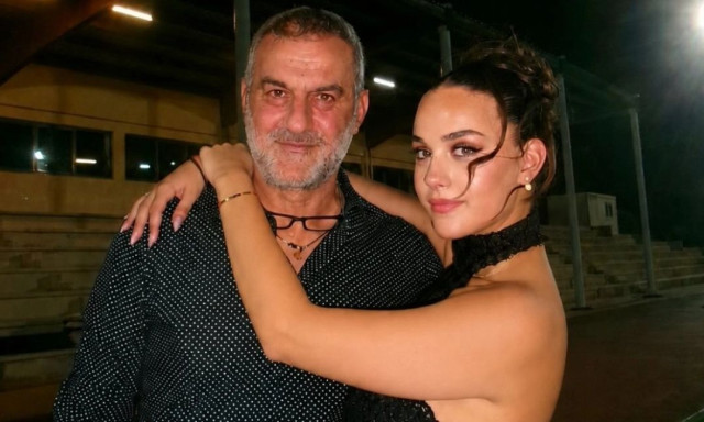 Βικτώρια Δέλλα: Αποφοίτησε με τον πατέρα της στο πλευρό της - «Μαμά μου, σε ένιωθα δίπλα μου»