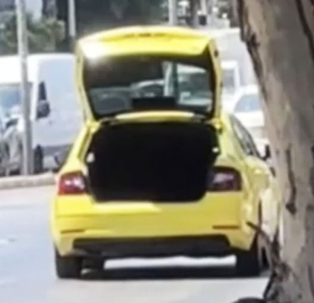 Οδηγός ταξί κατέβασε πελάτες κι έφυγε με ανοιχτό πορτμπαγκάζ για να μην φανεί η πινακίδα