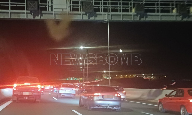 Κίνηση: Με δυσκολίες η επιστροφή προς Αθήνα – Ουρές χιλιομέτρων από Αγίους Θεοδώρους μέχρι Ελευσίνα