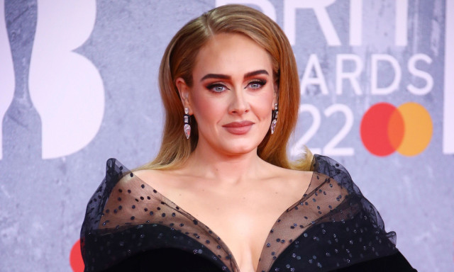 Σχεδόν αγνώριστη η Adele: Σπάνια δημόσια εμφάνιση στο Βρετανικό Grand Prix