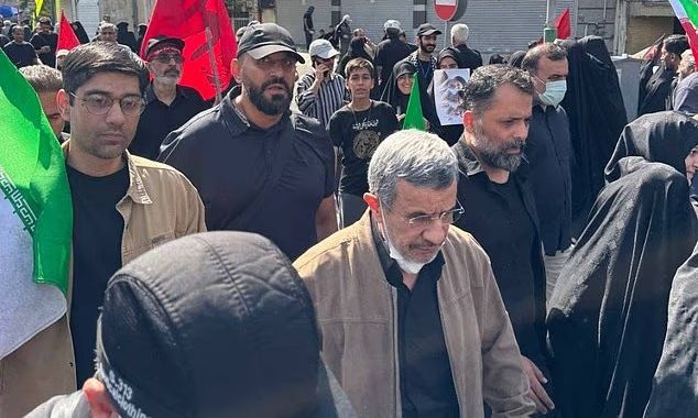 Επιστροφή από τους νεκρούς: Στην κηδεία Χαμενεΐ ο πρώην πρόεδρος του Ιράν - Είχε θεωρηθεί νεκρός