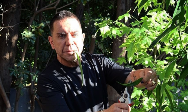 Γιώργος Μαζωνάκης: Έπιασε το κλαδευτήρι για να περιποιηθεί τον κήπο του - «Αγρότης μόνος ψάχνει»