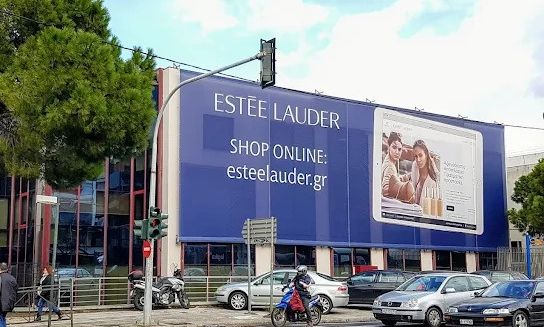 Estee Lauder Hellas: Εκτόξευση κερδών, αλλά με μισθούς κάτω από τον κατώτατο για τους εργαζόμενους