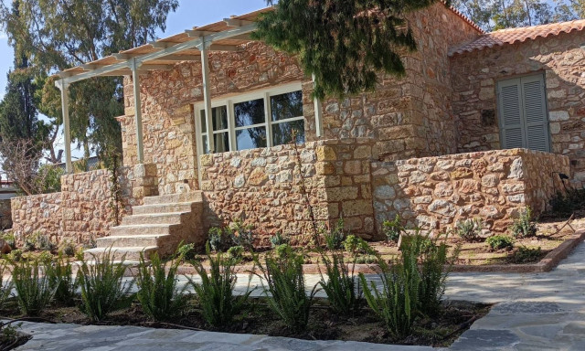 Στο «σφυρί» η βίλα του Αλέκου Αλεξανδράκη - Πόσο κοστολείται το πανέμορφο οίκημα στο Νεράκι