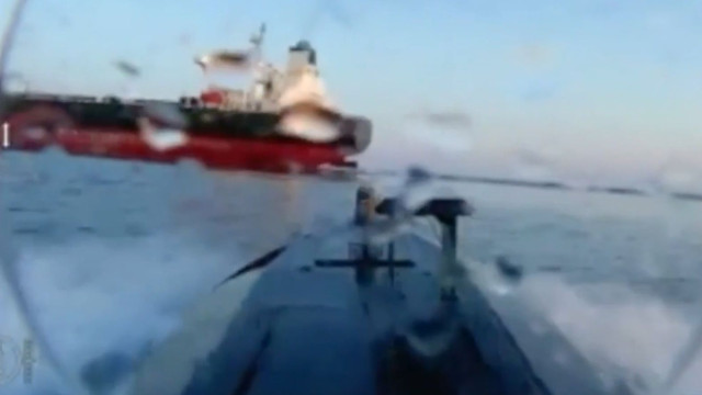 Μαύρη Θάλασσα: Η στιγμή που ουκρανικό USV χτυπά ρωσικό τάνκερ - Βίντεο