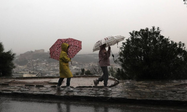 Καιρός: Ψυχρό μέτωπο... εξπρές φέρνει βροχές και καταιγίδες - Πότε πέφτει η θερμοκρασία
