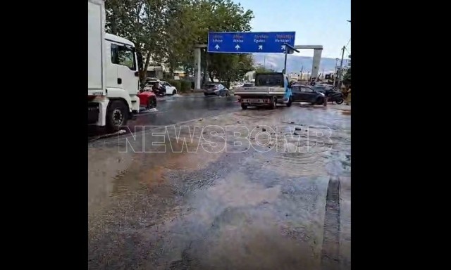 Αιγάλεω: Βλάβη σε αγωγό νερού - Πλημμύρισε η λεωφόρος Αθηνών