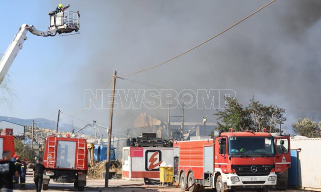 Φωτιά σε εργοστάσιο στον Ασπρόπυργο: Φωτογραφίες και βίντεο του Newsbomb.gr