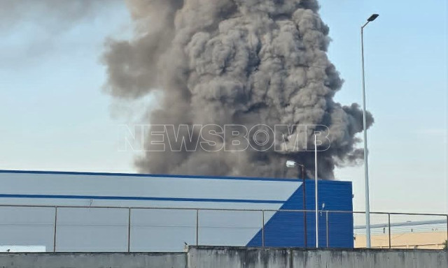 Έκρηξη και φωτιά σε εργοστάσιο στον Ασπρόπυργο - Πυκνός καπνός από τα υλικά που καίγονται