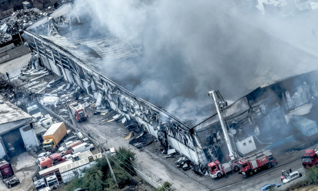 Φωτιά σε εργοστάσιο στον Ασπρόπυργο - Δείτε φωτογραφίες από την επιχείρηση κατάσβεσης