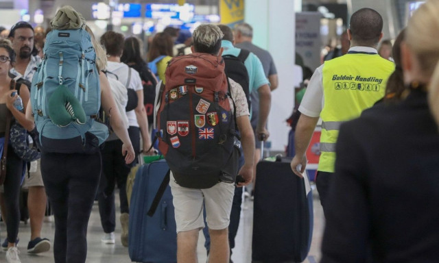 Χάος στο αεροδρόμιο της Ζακύνθου - Εκατοντάδες τουρίστες στην αναμονή, δείτε βίντεο