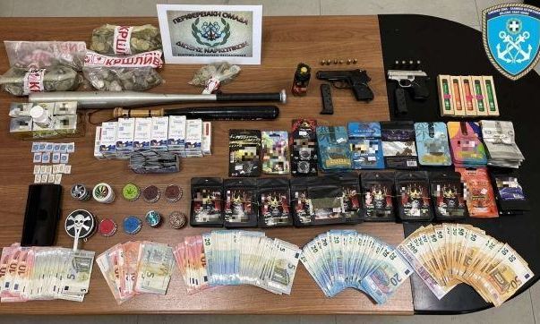 Θεσσαλονίκη: Έκρυβε σε ψιλικατζίδικο ναρκωτικά, πιστόλι, χάπια και πάνω από 6.000 ευρώ