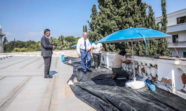 Δείτε φωτογραφίες: Έργα συντήρησης στο Προεδρικό Μέγαρο – Επισκέφτηκε τους τεχνίτες ο Τασούλας