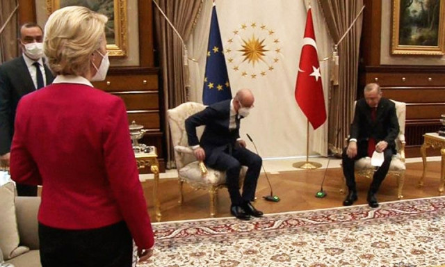 Τώρα βρέθηκε καρέκλα για την Ούρσουλα δίπλα στον Ερντογάν: Το ευχαριστώ από την πρόεδρο της Κομισιόν