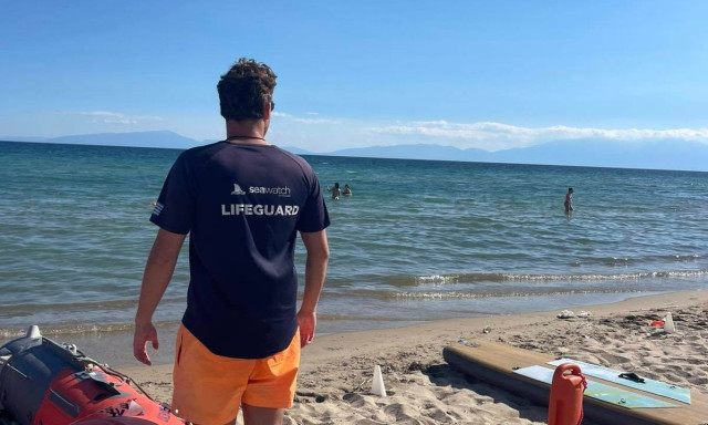 Θεσσαλονίκη: Ναυαγοσώστες ανέσυραν γυναίκα χωρίς τις αισθήσεις της και την επανέφεραν στη ζωή