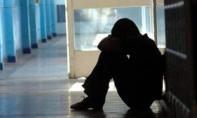 Σοκαριστικό στιγμιότυπο: Πατέρας κλωτσάει στο πρόσωπο την τρίχρονη κόρη του
