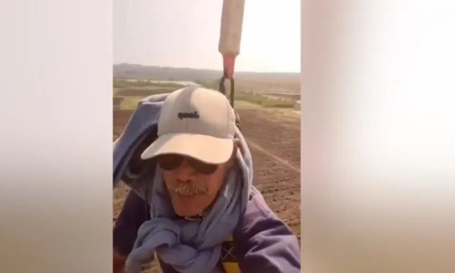Ινδονησία: Αγρότης έγινε viral χρησιμοποιώντας drone για... μεταφορικό μέσο