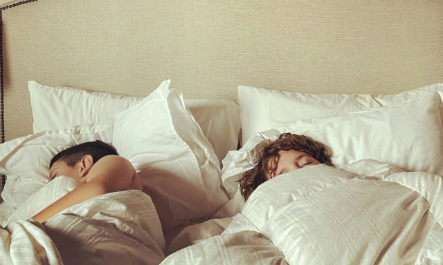 Sleep divorce: Η νέα τάση στον ύπνο που θα σώσει τη σχέση με τον σύντροφό σας