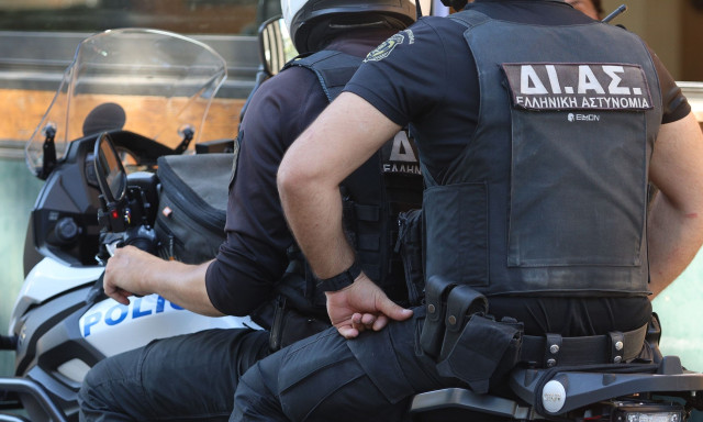 Ένοχοι δύο αστυνομικοί για τον βιασμό 19χρονης στο ΑΤ Ομονοίας