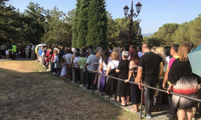 Ατελείωτες ουρές στη Σουρωτή για τον Άγιο Παΐσιο: Συρρέουν πιστοί από όλη την Ελλάδα – Βίντεο