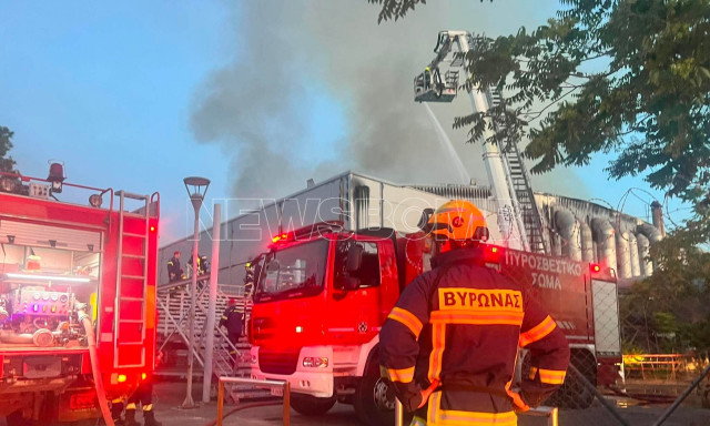Κάηκε ολοσχερώς το παλιό κτήριο του Μπάντμιντον στο Πάρκο Γουδή - 112 για καπνούς