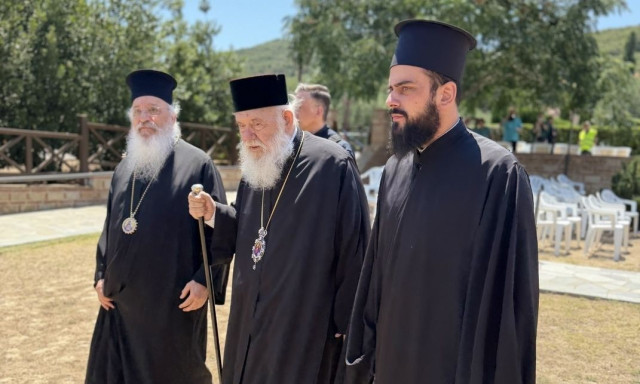 Στον τάφο του Οσίου Παϊσίου στη Σουρωτή Θεσσαλονίκης ο Αρχιεπίσκοπος Ιερώνυμος